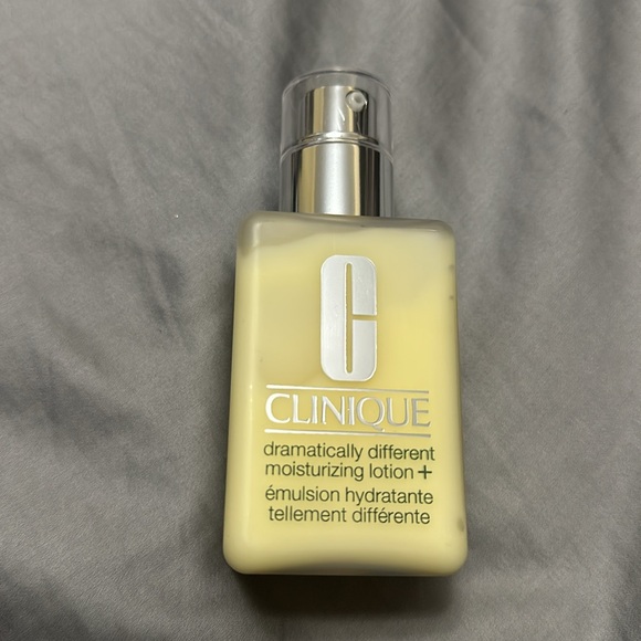 NEW - Clinique Dramatically Different Moisturizing Lotion+ (125 ml pump) - Picture 2 of 5